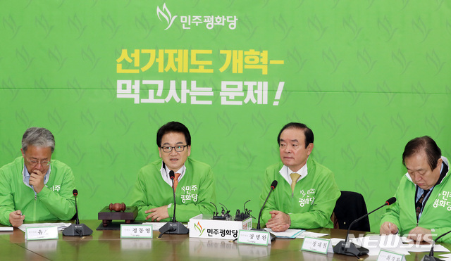 【서울=뉴시스】이종철 기자 = 11일 서울 여의도 국회에서 열린 민주평화당 제22차 최고위원·국회의원·상임고문 연석회의에서 정동영 대표가 모두발언을 하고 있다. 2019.01.11.jc4321@newsis.com