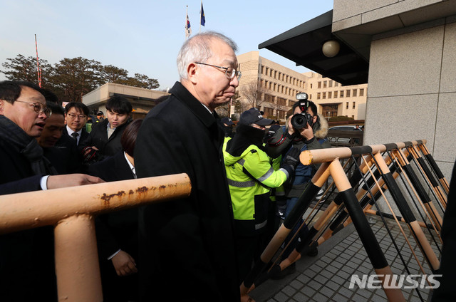 【서울=뉴시스】조성봉 기자 = 양승태 전 대법원장이 지난 11일 서울 서초구 대법원 앞에서 입장 발표를 하기 위해 바리게이트 사이로 입장하고 있다.  2019.01.12.suncho21@newsis.com