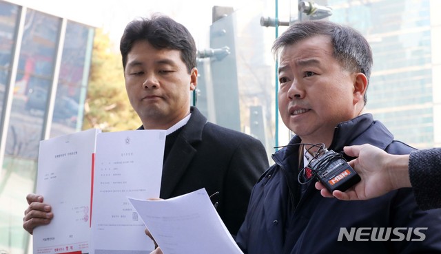 【서울=뉴시스】 고범준 기자 = 자유를 수호하는 변호사 모임인 김태우 변호인단의 김기수(오른쪽) 변호사가 11일 오전 서울 서초구 서울행정법원 앞에서 기자회견을 열어 징계절차중지 가처분신청서 접수에 앞서 취재진 질문에 답변하고 있다. 2019.01.11. bjko@newsis.com