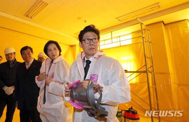 【안산=뉴시스】강종민 기자 = 유은혜 부총리 겸 교육부장관과 조명래 환경부 장관(오른쪽)이 11일 오전 겨울방학을 이용해 석면제거 공사를 진행중인 경기 안산 경수초등학교 교실을 둘러보고 있다. 2019.01.11. ppkjm@newsis.com