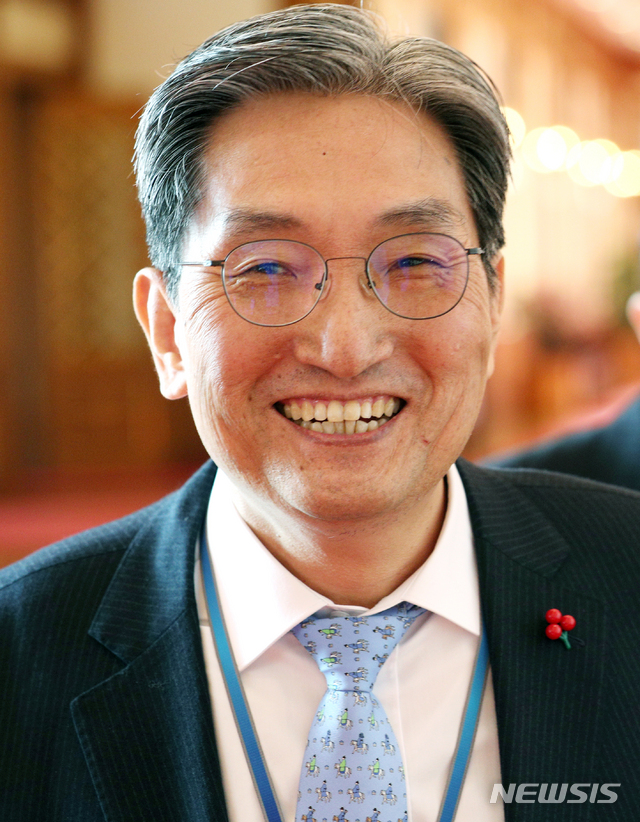 【서울=뉴시스】박진희 기자 = 노영민 신임 비서실장이 11일 청와대 인왕실에서 열린 문재인 대통령과 더불어민주당 원내대표단 오찬 행사장으로 향하고 있다.&nbsp; 이날 오찬에는 지난 8일 임명된 노영민 신임 대통령 비서실장과 강기정 정무수석, 윤도한 국민소통수석을 비롯해 정의용 국가안보실장과 김수현 정책실장, 김의겸 대변인 등이 자리했고, 민주당에서는 홍 원내대표와 서영교 원내수석부대표, 강병원·권미혁 원내대변인, 이철희·신동근·김종민·황희·김병욱·권칠승·어기구·금태섭 원내부대표 등이 참석했다. 2019.01.11.&nbsp; pak7130@newsis.com