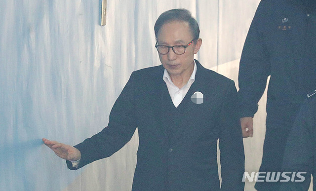 【서울=뉴시스】추상철 기자 = 이명박 전 대통령이 11일 오후 서울 서초구 서울중앙지법에서 '다스 의혹'과 관련 항소심 2차 공판에 출석하기 위해 호송차에서 내려 법정으로 향하고 있다. 2019.01.11. scchoo@newsis.com