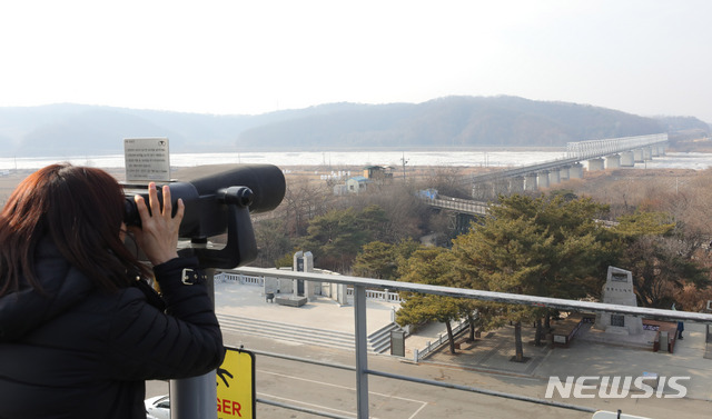 【파주=뉴시스】배훈식 기자 = 전국 대부분 지역에 미세먼지와 초미세먼지가 나쁨 수준을 보인 11일 오후 경기 파주시 문산읍 임진각에서 한 시민이 뿌옇게 흐려진 임진강 철교를 바라보고 있다. 2019.01.11. dahora83@newsis.com
