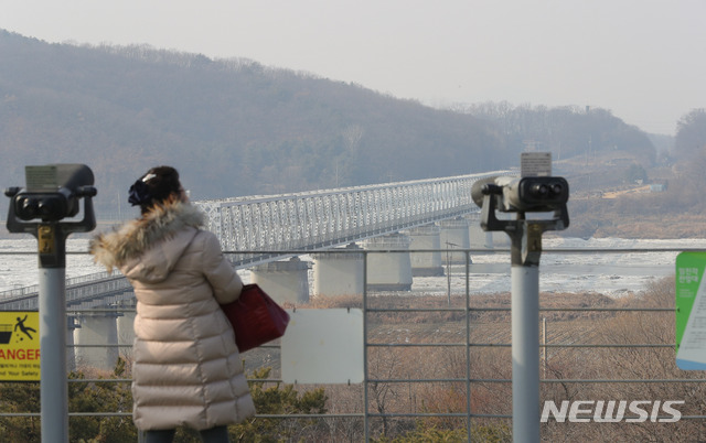 【파주=뉴시스】배훈식 기자 = 전국 대부분 지역에 미세먼지와 초미세먼지가 나쁨 수준을 보인 11일 오후 경기 파주시 문산읍 임진각에서 한 시민이 뿌옇게 흐려진 임진강 철교를 바라보고 있다. 2019.01.11. dahora83@newsis.com