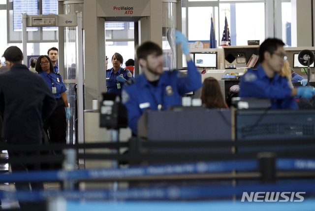 【시카고 = AP/뉴시스】 연방정부 셧다운으로 무급으로 일해야 했던 시카고 오헤어국제공항의 직원들. 그 동안 80만명의 연방공무원이 무급으로 일하거나 강제 휴직하면서 경제적으로 큰 고통을 겪었다. 35일만에 셧다운이 잠정 해제되었지만 이들은 공포와 긴장 속에서 당분간 긴축 생활을 풀지 못할 것이라고 말하고 있다.