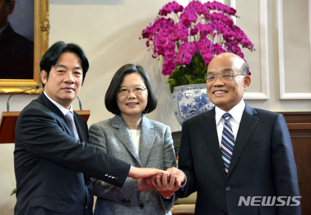 【타이베이=AP/뉴시스】 대만 차이잉원 총통(가운데)은 11일 작년 11월 통일 지방선거에서 여당 민진당이 참패한데 책임을 지고 사퇴한 라이칭더 행정원장 후임에 쑤전창(맨오른쪽) 전 행정원장을 임명했다. 2019.01.11 