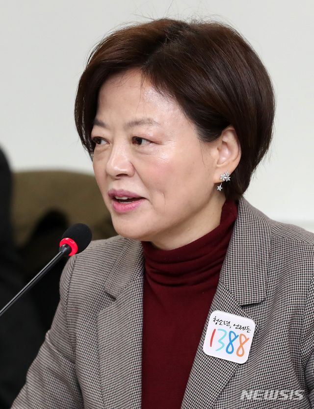 【서울=뉴시스】이영환 기자 = 진선미 여성가족부 장관이 11일 오후 서울 종로구 정부서울청사 여성가족부 대회의실에서 열린 범정부 성희롱·성폭력 및 디지털 성범죄 근절 추진협의회에 참석해 모두발언을 하고 있다. 2019.01.11.&nbsp; 20hwan@newsis.com