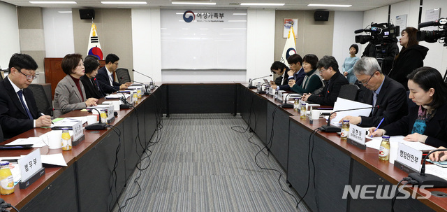 【서울=뉴시스】이영환 기자 = 진선미 여성가족부 장관이 11일 오후 서울 종로구 정부서울청사 여성가족부 대회의실에서 열린 범정부 성희롱·성폭력 및 디지털 성범죄 근절 추진협의회에 참석해 모두발언을 하고 있다. 2019.01.11. 20hwan@newsis.com