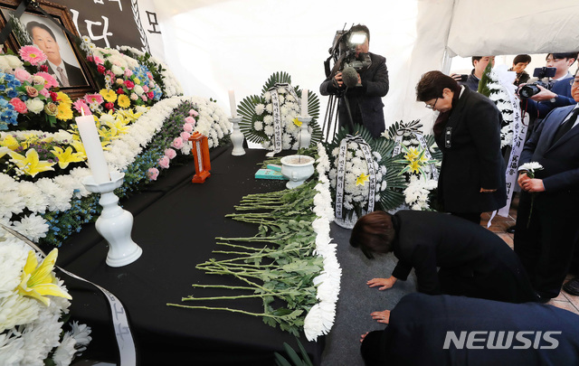 【서울=뉴시스】박영태 기자 = 나경원 자유한국당 원내대표가 11일 오후 서울 여의도 국회의사당역 주변에 마련된 택시기사 故 임정남 씨 분향소를 찾아 조문을 하고 있다. 2019.01.11.photo@newsis.com