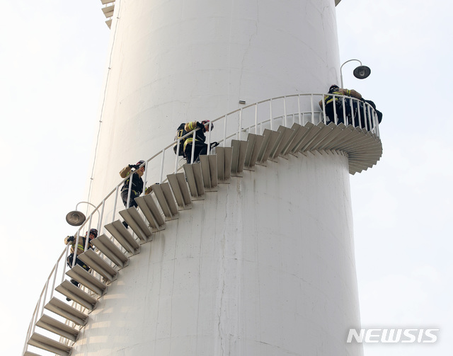 【서울=뉴시스】박미소 수습기자 = 파인텍 노사협상이 타결된 11일 오후 서울 양천구 서울열병합발전소 내 75m 굴뚝 농성장에 파인텍 홍기탁 전 지회장, 박준호 사무장을 구조하기 위해 소방관들이 올라가고 있다. 2019.01.11.&nbsp; misocamera@newsis.com 