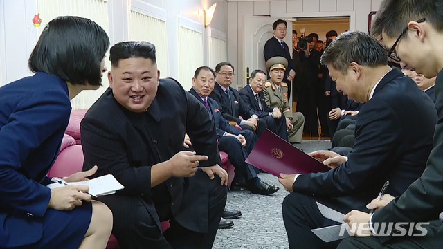 【서울=뉴시스】북한 조선중앙TV는 11일 김정은 국무위원장이 방중 일정을 마치고 평양으로 귀국하는 영상을 공개했다. 사진은 귀국 전 시진핑 중국 국가주석에게 전하는 친필을 쑹타오 공산당 대외연락부장에게 전하는 모습. 2019.01.11. (사진=조선중앙TV 캡쳐)&nbsp; photo@newsis.com