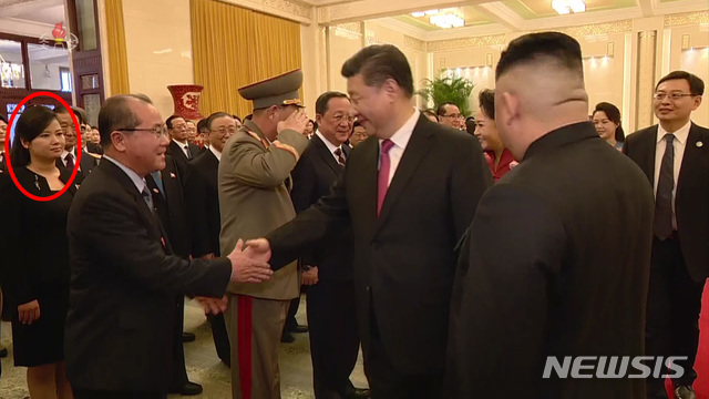 【서울=뉴시스】북한 조선중앙TV는 11일 김정은 국무위원장의 방중 일정을 편집한 영상을 방송했다. 사진은 시진핑 중국 국가주석에게 김정은 국무위원장이 당 간부를 소개하는 모습으로 현송월(빨간원)삼지연관현악단 단장이 참석해 있는 장면.2019.01.11. (사진=조선중앙TV 캡쳐)&nbsp; photo@newsis.com