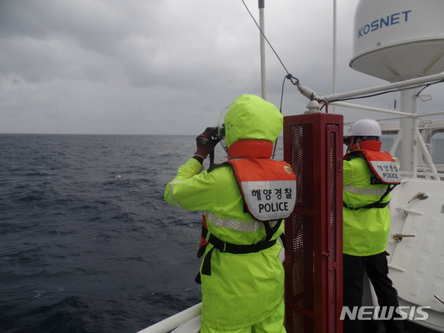 경북 포항해양경찰서는 12일 오전 8시29분께 경북 포항시 남구 구룡포 동방 44해리(81.5㎞)에서 화재선박 사고를 접수해 실종된 선원 3명에 대한 구조작업을 벌이고 있다. 