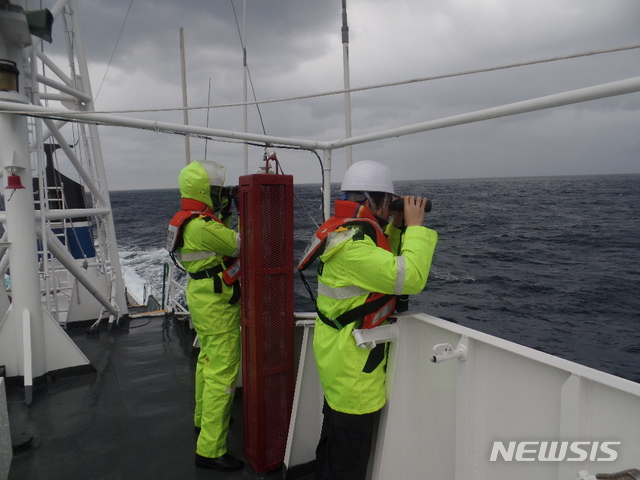 경북 포항해양경찰서는 12일 오전 8시29분께 경북 포항시 남구 구룡포 동방 44해리(81.5㎞)에서 화재선박 사고를 접수해 실종된 선원 3명에 대한 구조작업을 벌이고 있다. 