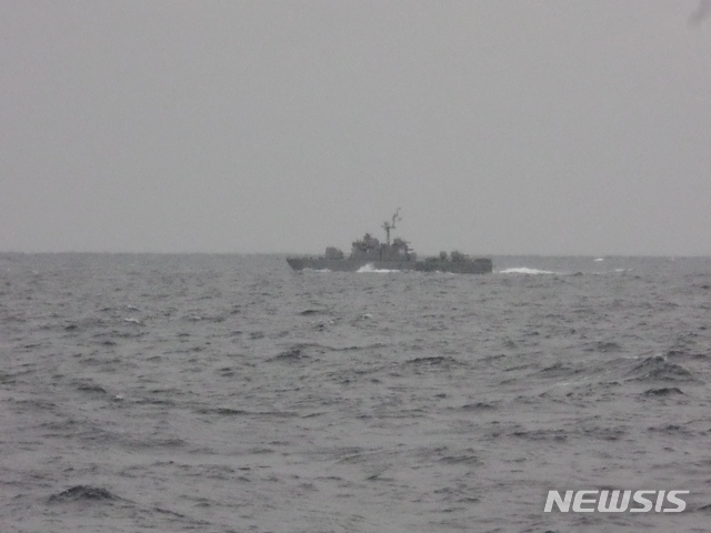 경북 포항해양경찰서는 12일 오전 8시29분께 경북 포항시 남구 구룡포 동방 44해리(81.5㎞)에서 화재선박 사고를 접수해 실종된 선원 3명에 대한 구조작업을 벌이고 있다. 