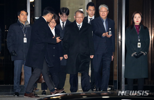 【서울=뉴시스】김선웅 기자 = 양승태 전 대법원장이 11일 오후 서울 서초구 서울중앙지검에서 조사를 마친 후 검찰 청사를 나서고 있다. 2019.01.11. mangusta@newsis.com