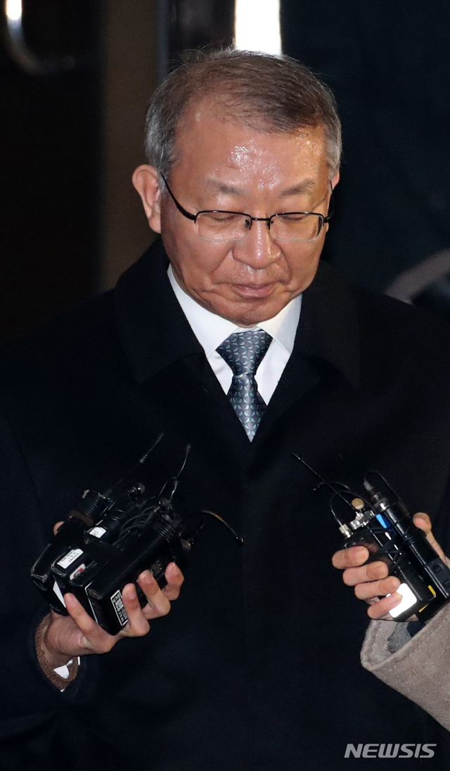 【서울=뉴시스】김선웅 기자 = 헌정 사상 첫 번째로 검찰에 소환된 전직 대법원장이자 사법행정권 남용 의혹의 핵심 피의자인 양승태 전 대법원장이 11일 오후 서울 서초구 서울중앙지검에서 조사를 마친 후 검찰 청사를 나서고 있다. 2019.01.11.&nbsp; mangusta@newsis.com