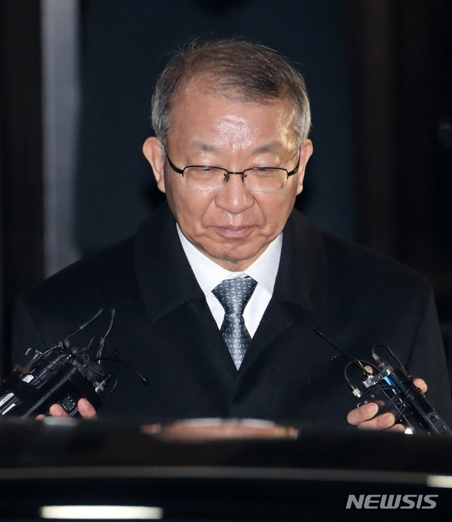 【서울=뉴시스】김선웅 기자 = 양승태 전 대법원장이 지난 11일 오후 서울 서초구 서울중앙지검에서 조사를 마친 후 검찰 청사를 나서고 있다. 2019.01.11. mangusta@newsis.com
