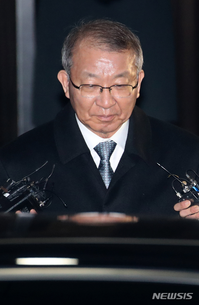 【서울=뉴시스】김선웅 기자 = 헌정 사상 첫 번째로 검찰에 소환된 전직 대법원장이자 사법행정권 남용 의혹의 핵심 피의자인 양승태 전 대법원장이 지난 11일 오후 서울 서초구 서울중앙지검에서 조사를 마친 후 검찰 청사를 나서고 있다. 2019.01.11. mangusta@newsis.com