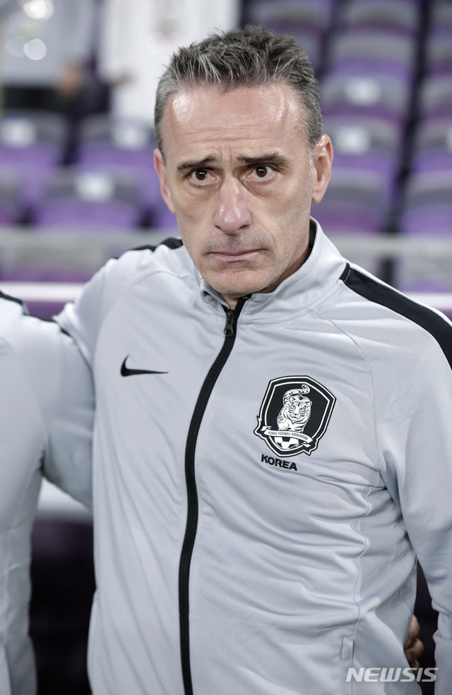 【알아인(아랍에미리트)=AP/뉴시스】11일(현지시간) 아랍에미리트 알 아인 하자 빈 자예드 스타디움에서 2019 AFC 아시안컵 C조 조별리그 2차전 한국과 키르기스스탄의 경기 시작전 대한민국의 벤투 감독이 벤치에서 선수들을 독려하고 있다. 2019.01.12.