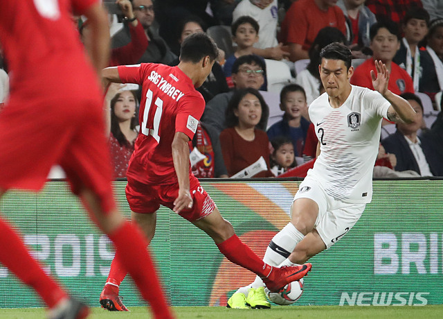 【알아인(아랍에미리트)=뉴시스】김진아 기자 = 11일 오후(현지시간) 아랍에미리트 알 아인 하자 빈 자예드 스타디움에서 열린 2019 AFC 아시안컵 C조 조별리그 2차전 한국과 키르기스스탄의 경기, 한국 이용이 태클에 걸리고 있다. 2019.01.12. bluesoda@newsis.com