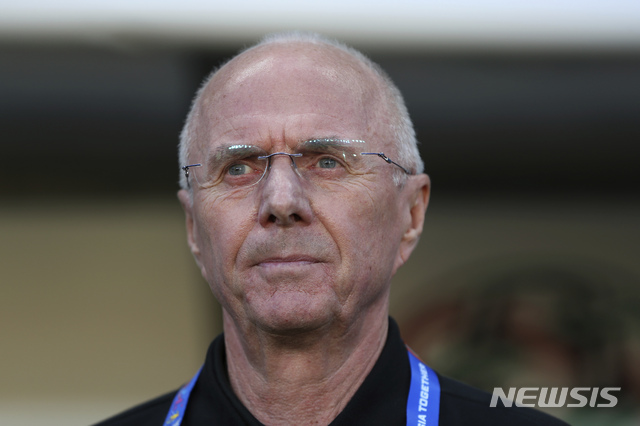 [아부다비=AP/뉴시스] 스벤 예란 에릭손 필리핀축구대표팀 감독이 지난 2019년 1월 12일 UAE 아부다비 모하메드 빈 자예드 스타디움에서 열린 중국과 2019 AFC 아시안컵 C조 경기에서 선수들을 지켜보고 있다. 2022.02.24.