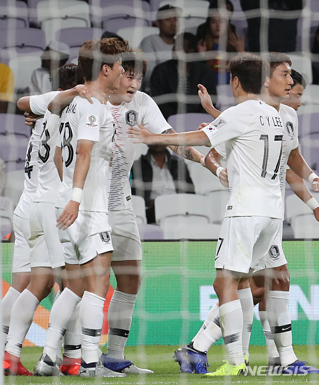 【알아인(아랍에미리트)=뉴시스】김진아 기자 = 11일 오후(현지시간) 아랍에미리트 알 아인 하자 빈 자예드 스타디움에서 열린 2019 AFC 아시안컵 C조 조별리그 2차전 한국과 키르기스스탄의 경기, 김민재가 골을 넣은 후 기뻐하고 있다. 2019.01.12. bluesoda@newsis.com