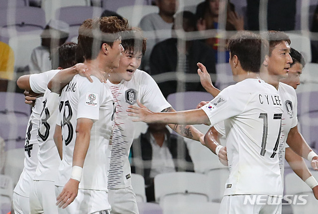 【알아인(아랍에미리트)=뉴시스】김진아 기자 = 11일 오후(현지시간) 아랍에미리트 알 아인 하자 빈 자예드 스타디움에서 열린 2019 AFC 아시안컵 C조 조별리그 2차전 한국과 키르기스스탄의 경기, 김민재가 골을 넣은 후 기뻐하고 있다. 2019.01.12. bluesoda@newsis.com