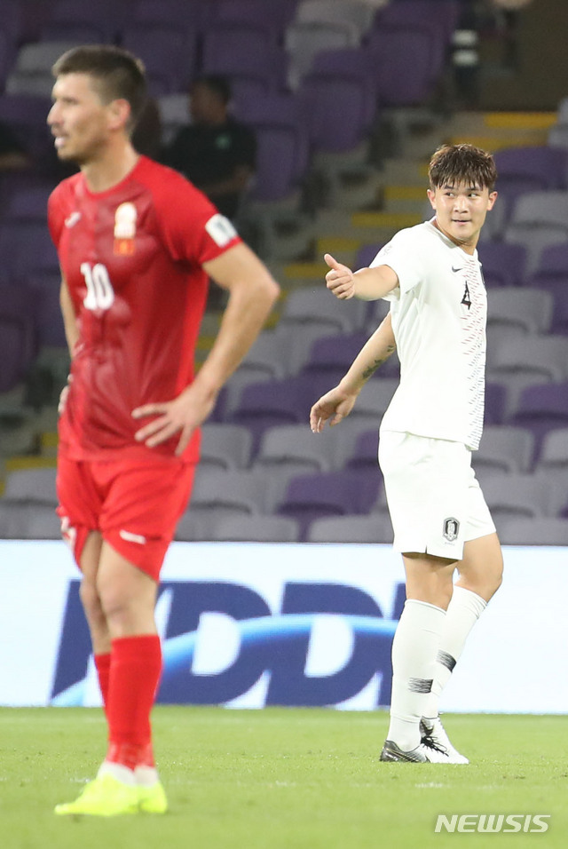 【알아인(아랍에미리트)=뉴시스】김진아 기자 = 11일 오후(현지시간) 아랍에미리트 알 아인 하자 빈 자예드 스타디움에서 열린 2019 AFC 아시안컵 C조 조별리그 2차전 한국과 키르기스스탄의 경기, 김민재가 골을 넣은 후 기뻐하고 있다. 2019.01.12. bluesoda@newsis.com