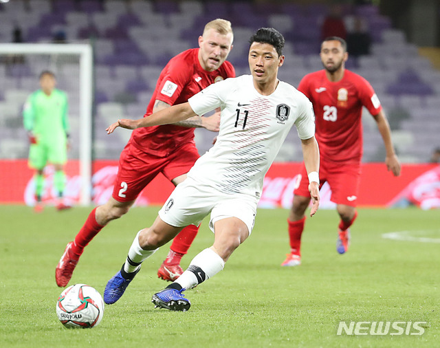 【알아인(아랍에미리트)=뉴시스】김진아 기자 = 11일 오후(현지시간) 아랍에미리트 알 아인 하자 빈 자예드 스타디움에서 열린 2019 AFC 아시안컵 C조 조별리그 2차전 한국과 키르기스스탄의 경기, 한국 황희찬이 드리블을 하고 있다. 2019.01.12. bluesoda@newsis.com