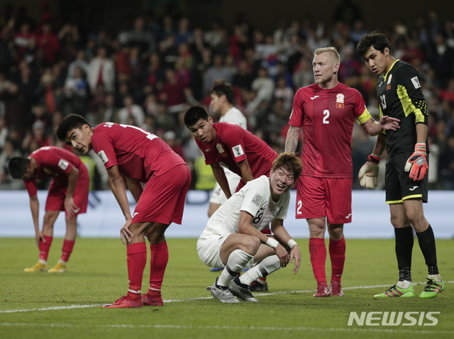 【알아인(아랍에미리트)=AP/뉴시스】11일(현지시간) 아랍에미리트 알 아인 하자 빈 자예드 스타디움에서 열린 2019 AFC 아시안컵 C조 조별리그 2차전 키르기스스탄과의 경기 중 황의조(가운데)의 슛이 골대 맞고 노골이 되면서 아쉬워하고 있다. 2019.01.12.