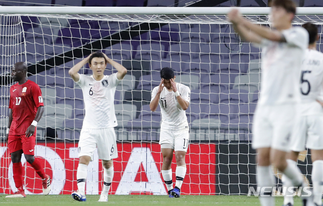 【알아인(아랍에미리트)=AP/뉴시스】11일(현지시간) 아랍에미리트 알 아인 하자 빈 자예드 스타디움에서 열린 2019 AFC 아시안컵 C조 조별리그 2차전 키르기스스탄과의 경기 중 황희찬(가운데)의 슛이 골대를 맞고 나가면서 아쉬워하고 있다. 2019.01.12.