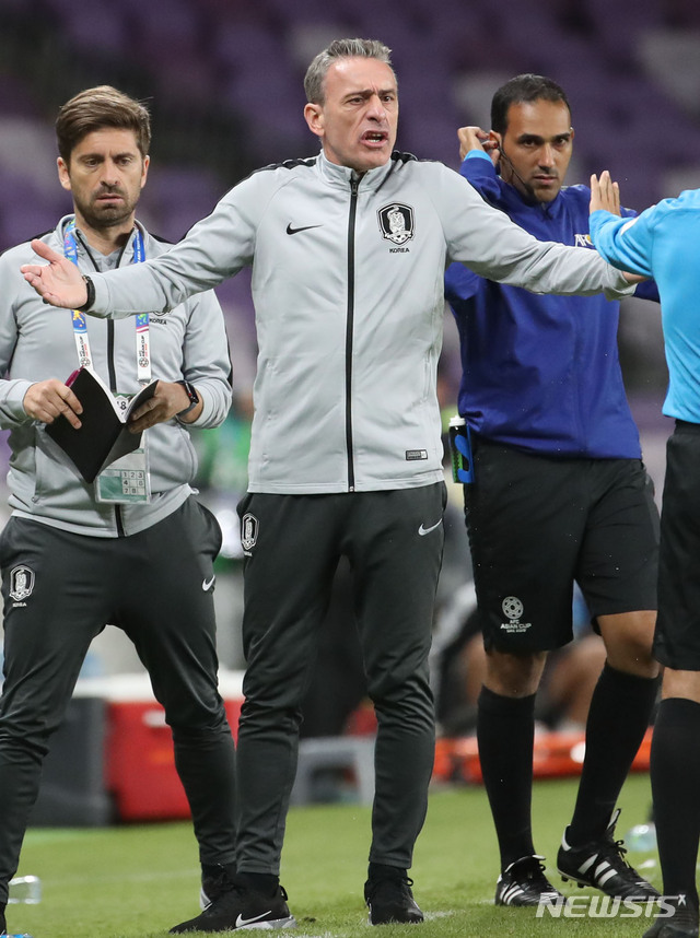 【알아인(아랍에미리트)=뉴시스】김진아 기자 = 11일 오후(현지시간) 아랍에미리트 알 아인 하자 빈 자예드 스타디움에서 열린 2019 AFC 아시안컵 C조 조별리그 2차전 한국과 키르기스스탄의 경기, 한국 파울루 벤투 감독이 항의하고 있다. 2019.01.12. bluesoda@newsis.com