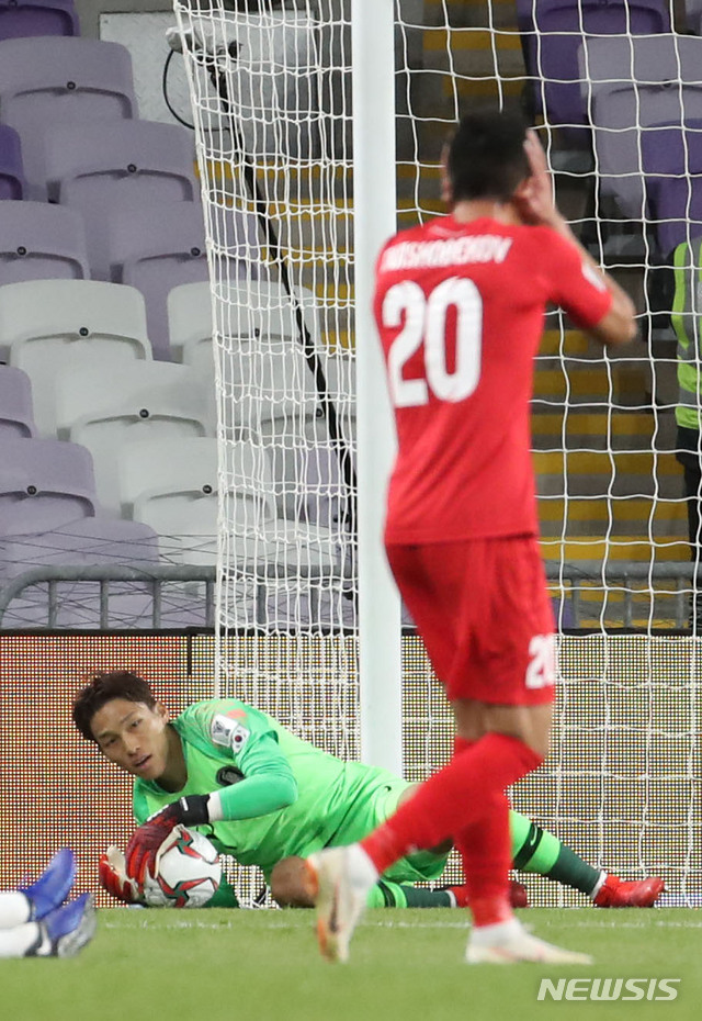 【알아인(아랍에미리트)=뉴시스】김진아 기자 = 11일 오후(현지시간) 아랍에미리트 알 아인 하자 빈 자예드 스타디움에서 열린 2019 AFC 아시안컵 C조 조별리그 2차전 한국과 키르기스스탄의 경기, 한국 김승규가 슛을 막고 있다. 2019.01.12.&nbsp; bluesoda@newsis.com