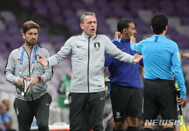 【알아인(아랍에미리트)=뉴시스】김진아 기자 = 11일 오후(현지시간) 아랍에미리트 알 아인 하자 빈 자예드 스타디움에서 열린 2019 AFC 아시안컵 C조 조별리그 2차전 한국과 키르기스스탄의 경기, 한국 파울루 벤투 감독이 항의하고 있다. 2019.01.12. bluesoda@newsis.com