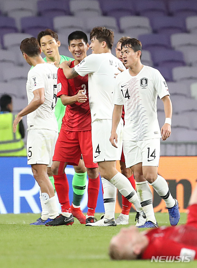 【알아인(아랍에미리트)=뉴시스】김진아 기자 = 11일 오후(현지시간) 아랍에미리트 알 아인 하자 빈 자예드 스타디움에서 열린 2019 AFC 아시안컵 C조 조별리그 2차전 한국과 키르기스스탄의 경기, 한국이 1:0으로 승리하자 김민재가 키르기스스탄 선수들과 인사를 하고 있다. 2019.01.12. bluesoda@newsis.com