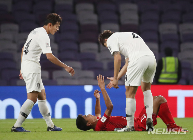 【알아인(아랍에미리트)=뉴시스】김진아 기자 = 11일 오후(현지시간) 아랍에미리트 알 아인 하자 빈 자예드 스타디움에서 열린 2019 AFC 아시안컵 C조 조별리그 2차전 한국과 키르기스스탄의 경기, 한국이 1:0으로 승리하자 김민재가 키르기스스탄 선수를 일으키고 있다. 2019.01.12. bluesoda@newsis.com