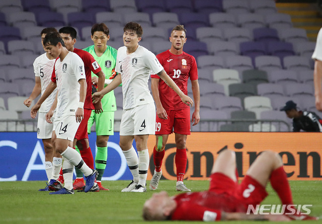 【알아인(아랍에미리트)=뉴시스】김진아 기자 = 11일 오후(현지시간) 아랍에미리트 알 아인 하자 빈 자예드 스타디움에서 열린 2019 AFC 아시안컵 C조 조별리그 2차전 한국과 키르기스스탄의 경기, 한국이 1:0으로 승리하자 김민재가 키르기스스탄 선수들과 인사를 하고 있다. 2019.01.12. bluesoda@newsis.com