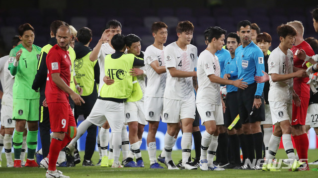 【알아인(아랍에미리트)=뉴시스】김진아 기자 = 11일 오후(현지시간) 아랍에미리트 알 아인 하자 빈 자예드 스타디움에서 열린 2019 AFC 아시안컵 C조 조별리그 2차전 한국과 키르기스스탄의 경기, 한국이 1:0으로 승리하자 선수들이 인사를 나누고 있다. 2019.01.12. bluesoda@newsis.com