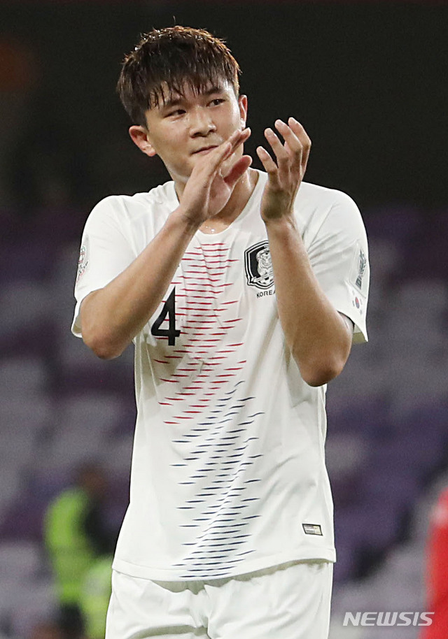 【알아인(아랍에미리트)=뉴시스】김진아 기자 = 11일 오후(현지시간) 아랍에미리트 알 아인 하자 빈 자예드 스타디움에서 열린 2019 AFC 아시안컵 C조 조별리그 2차전 한국과 키르기스스탄의 경기, 한국이 1:0으로 승리하자 김민재가 교민들에게 인사를 하고 있다. 2019.01.12. bluesoda@newsis.com