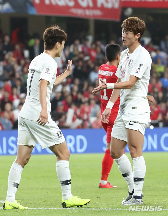 【알아인(아랍에미리트)=뉴시스】김진아 기자 = 11일 오후(현지시간) 아랍에미리트 알 아인 하자 빈 자예드 스타디움에서 열린 2019 AFC 아시안컵 C조 조별리그 2차전 한국과 키르기스스탄의 경기, 한국 이청용과 황의조가 하이파이브를 하고 있다. 2019.01.12. bluesoda@newsis.com