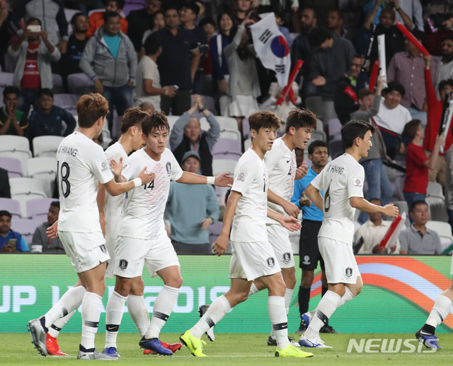 【알아인(아랍에미리트)=뉴시스】김진아 기자 = 11일 오후(현지시간) 아랍에미리트 알 아인 하자 빈 자예드 스타디움에서 열린 2019 AFC 아시안컵 C조 조별리그 2차전 한국과 키르기스스탄의 경기, 한국 김민재가 골을 넣은 후 선수들과 기뻐하고 있다. 2019.01.12. bluesoda@newsis.com