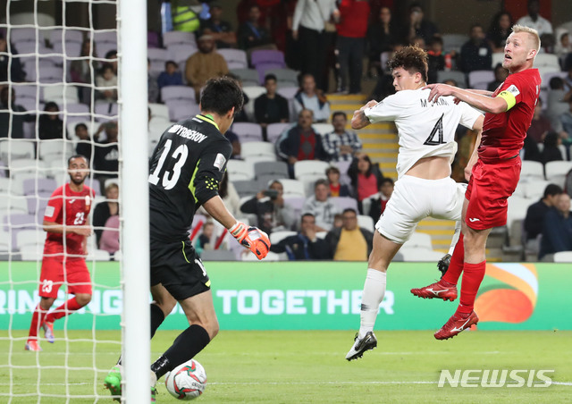【알아인(아랍에미리트)=뉴시스】김진아 기자 = 11일 오후(현지시간) 아랍에미리트 알 아인 하자 빈 자예드 스타디움에서 열린 2019 AFC 아시안컵 C조 조별리그 2차전 한국과 키르기스스탄의 경기, 김민재가 골을 넣고 있다. 2019.01.12.&nbsp;&nbsp; bluesoda@newsis.com