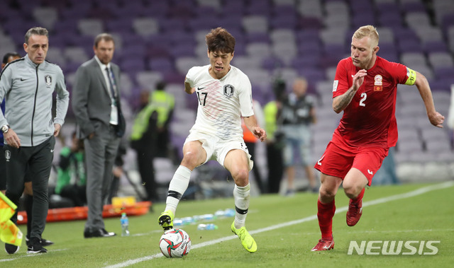 【알아인(아랍에미리트)=뉴시스】김진아 기자 = 11일 오후(현지시간) 아랍에미리트 알 아인 하자 빈 자예드 스타디움에서 열린 2019 AFC 아시안컵 C조 조별리그 2차전 한국과 키르기스스탄의 경기, 한국 이청용이 돌파하고 있다. 2019.01.12. bluesoda@newsis.com