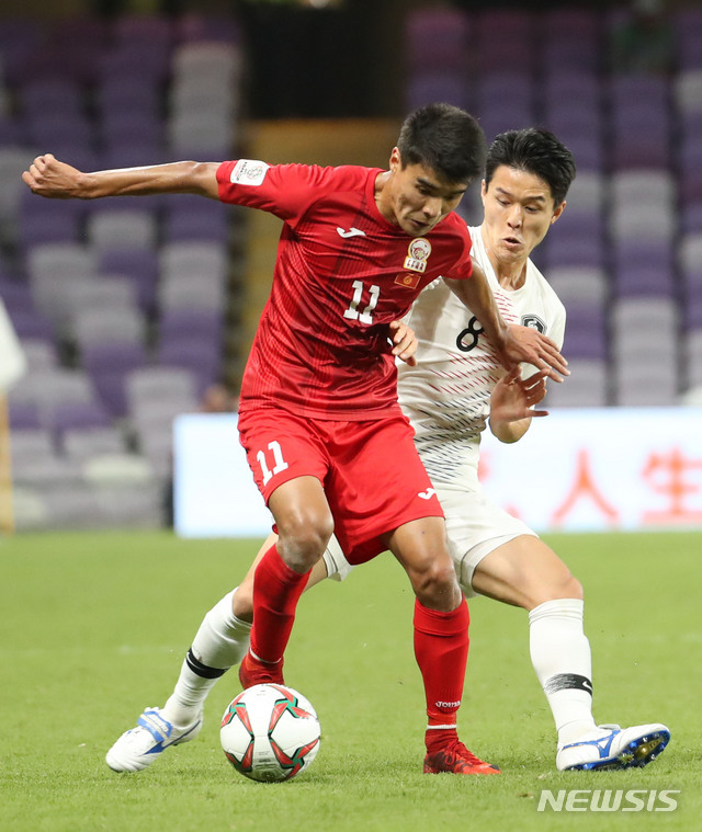 【알아인(아랍에미리트)=뉴시스】김진아 기자 = 11일 오후(현지시간) 아랍에미리트 알 아인 하자 빈 자예드 스타디움에서 열린 2019 AFC 아시안컵 C조 조별리그 2차전 한국과 키르기스스탄의 경기, 한국 주세종이 볼다툼을 하고 있다. 2019.01.12.&nbsp;&nbsp; bluesoda@newsis.com