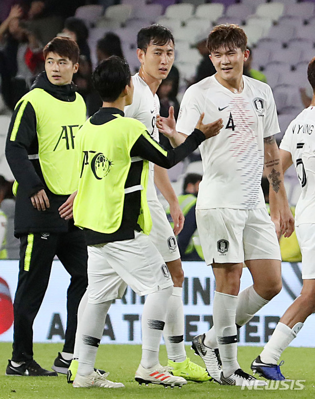 【알아인(아랍에미리트)=뉴시스】김진아 기자 = 11일 오후(현지시간) 아랍에미리트 알 아인 하자 빈 자예드 스타디움에서 열린 2019 AFC 아시안컵 C조 조별리그 2차전 한국과 키르기스스탄의 경기, 한국이 1:0으로 승리하자 김민재가 미소를 지으며 인사하고 있다. 2019.01.12. bluesoda@newsis.com