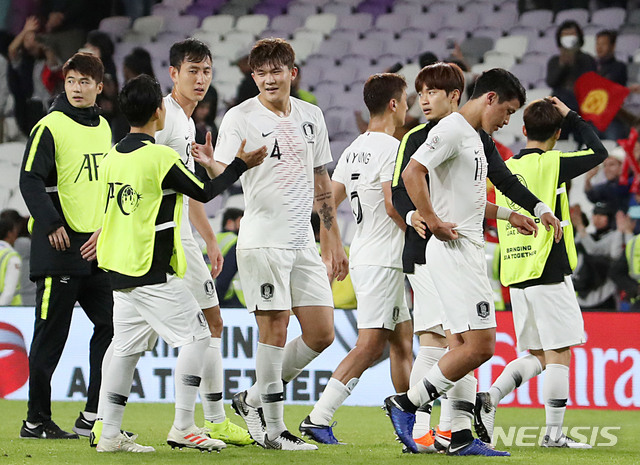 【알아인(아랍에미리트)=뉴시스】김진아 기자 = 11일 오후(현지시간) 아랍에미리트 알 아인 하자 빈 자예드 스타디움에서 열린 2019 AFC 아시안컵 C조 조별리그 2차전 한국과 키르기스스탄의 경기, 한국이 1:0으로 승리하자 김민재가 미소를 지으며 인사하고 있다. 2019.01.12.&nbsp; bluesoda@newsis.com