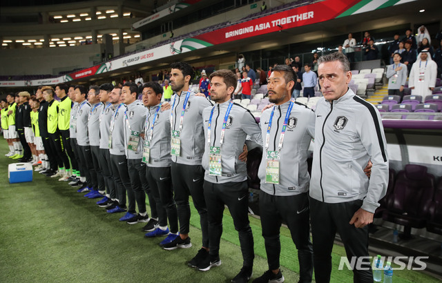 【알아인(아랍에미리트)=뉴시스】김진아 기자 = 11일 오후(현지시간) 아랍에미리트 알 아인 하자 빈 자예드 스타디움에서 열린 2019 AFC 아시안컵 C조 조별리그 2차전 한국과 키르기스스탄의 경기, 한국 파울로 벤투 감독과 코치 등이 어깨동무를 하고 있다. 2019.01.12.&nbsp;&nbsp; bluesoda@newsis.com