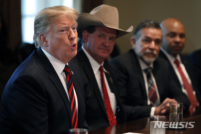  【워싱턴=AP/뉴시스】도널드 트럼프 미 대통령이 11일 백악관에서 열린 국경 치안 및 지역사회 안전에 관한 토론 자리에서 발언하고 있다. 트럼프 대통령은 국가비상사태 선포를 서두르지 않을 것이라고 말했다. 2019.1.12 