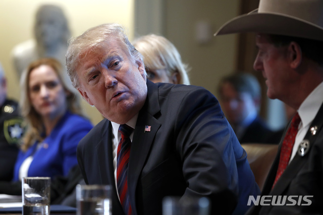 【워싱턴=AP/뉴시스】도널드 트럼프(왼쪽) 미 대통령이 11일(현지시간) 백악관 캐비닛룸에서 열린 국경 치안 관련 지역 사회 지도자들과의 토론회 중 참석자의 발언을 듣고 있다.  국경 치안 및 지역사회 안전 문제 등을 논의한 이 자리에서 트럼프 대통령은 해결책으로 국가비상사태 선포를 언급했지만 서두르지는 않겠다고 말했다. 2019.01.12. 